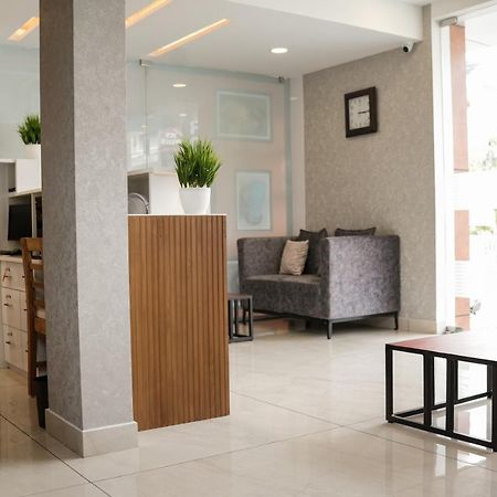 ホテル Sulu Residency Kochi エクステリア 写真
